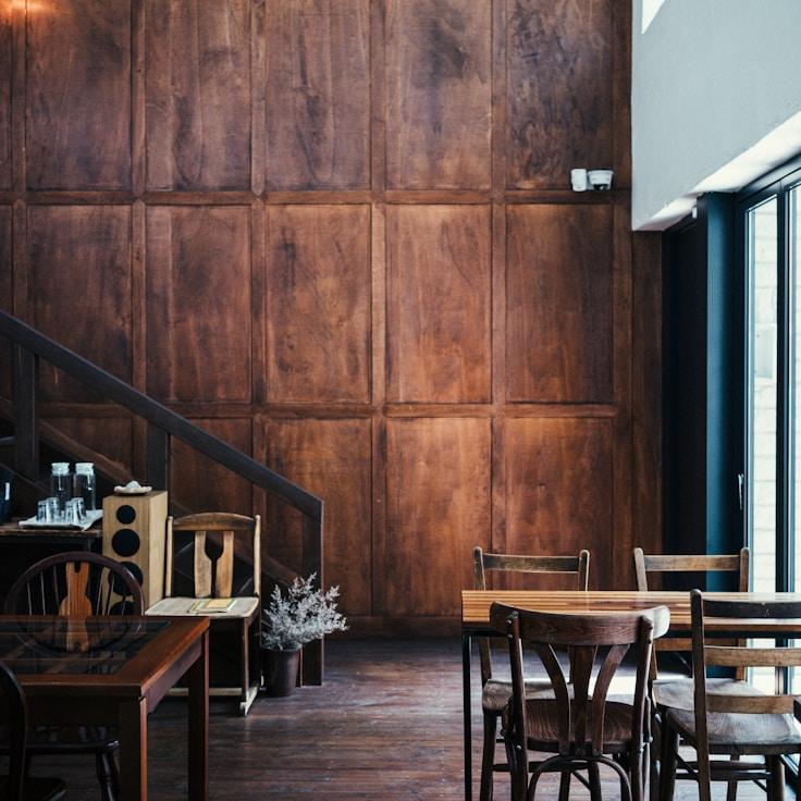 Casual restaurant with booth seating